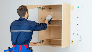 Fixer un meuble, particulièrement un caisson haut, sur un mur en placo demande une attention particulière pour garantir la sécurité et la durabilité de l’installation. Avec l’essor des intérieurs modernes équipés de meubles suspendus, il devient essentiel de maîtriser les […]