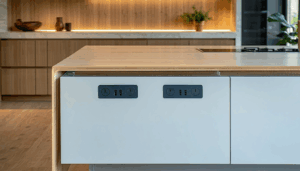 Les innovations dans la conception des cuisines modernes visent à allier l’esthétique et la fonctionnalité tout en respectant les normes de sécurité. Parmi ces innovations, les prises électriques escamotables figurent en bonne place, offrant une solution élégante et pratique pour […]